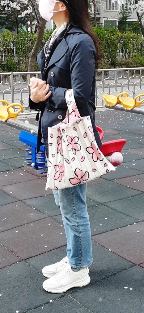 PLEATS MAMA 正規品関税込み [CHERRY BLOSSOM EDITION] 2WAY BAG CHERRY BLOSSOM EDITION] 2Way Shopper Bag Cream(free reusable