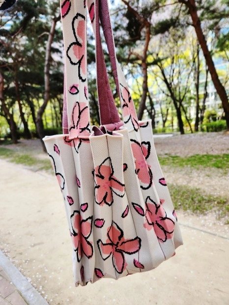 PLEATS MAMA 正規品関税込み [CHERRY BLOSSOM EDITION] 2WAY BAG CHERRY BLOSSOM EDITION] 2Way Shopper Bag Cream(free reusable