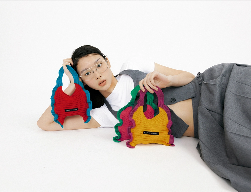 Ruffle Mini Tote Bag Black : PLEATSMAMA: Sustainable Knit