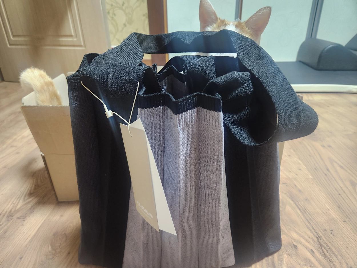 2Way Shopper Bag Black : PLEATSMAMA: Sustainable Knit Pleats Bag