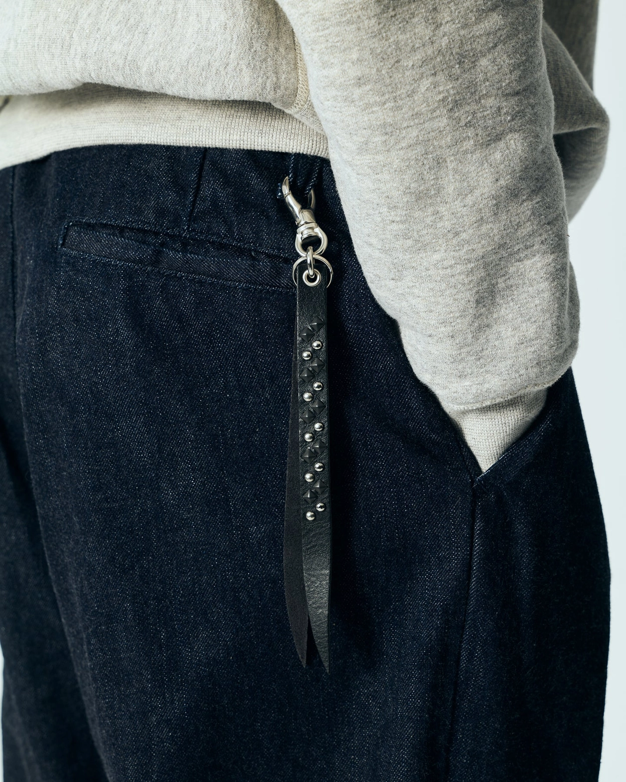 Round & Pyramid Studs Leather Short Key Ring : Semi Basement