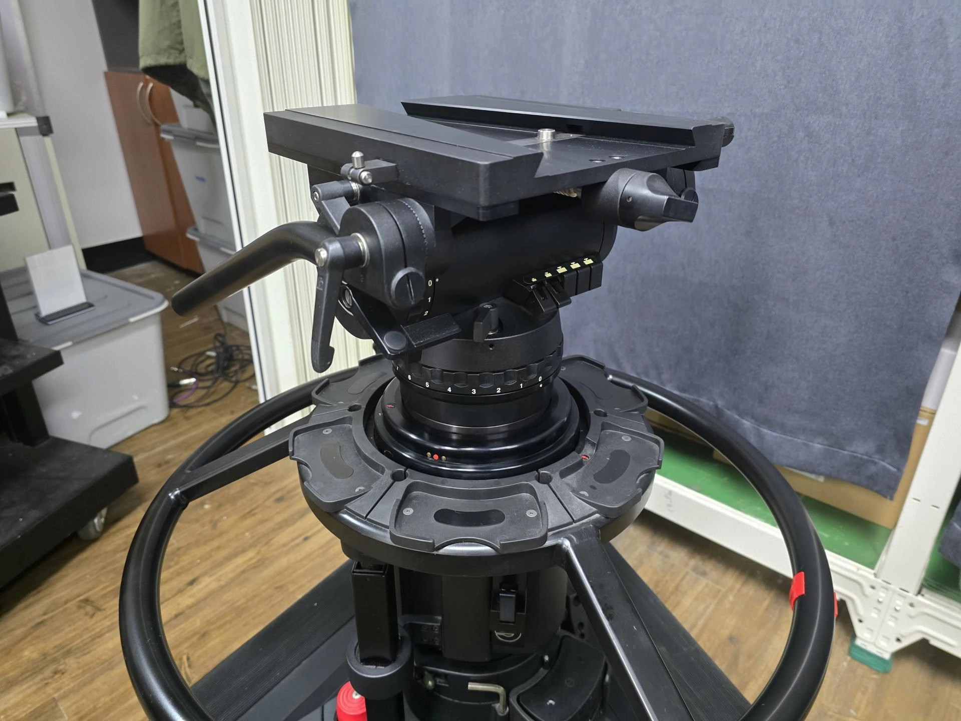 Sachtler Standard Camera Pedestal Video 90 FB : 브로드캐스트몰
