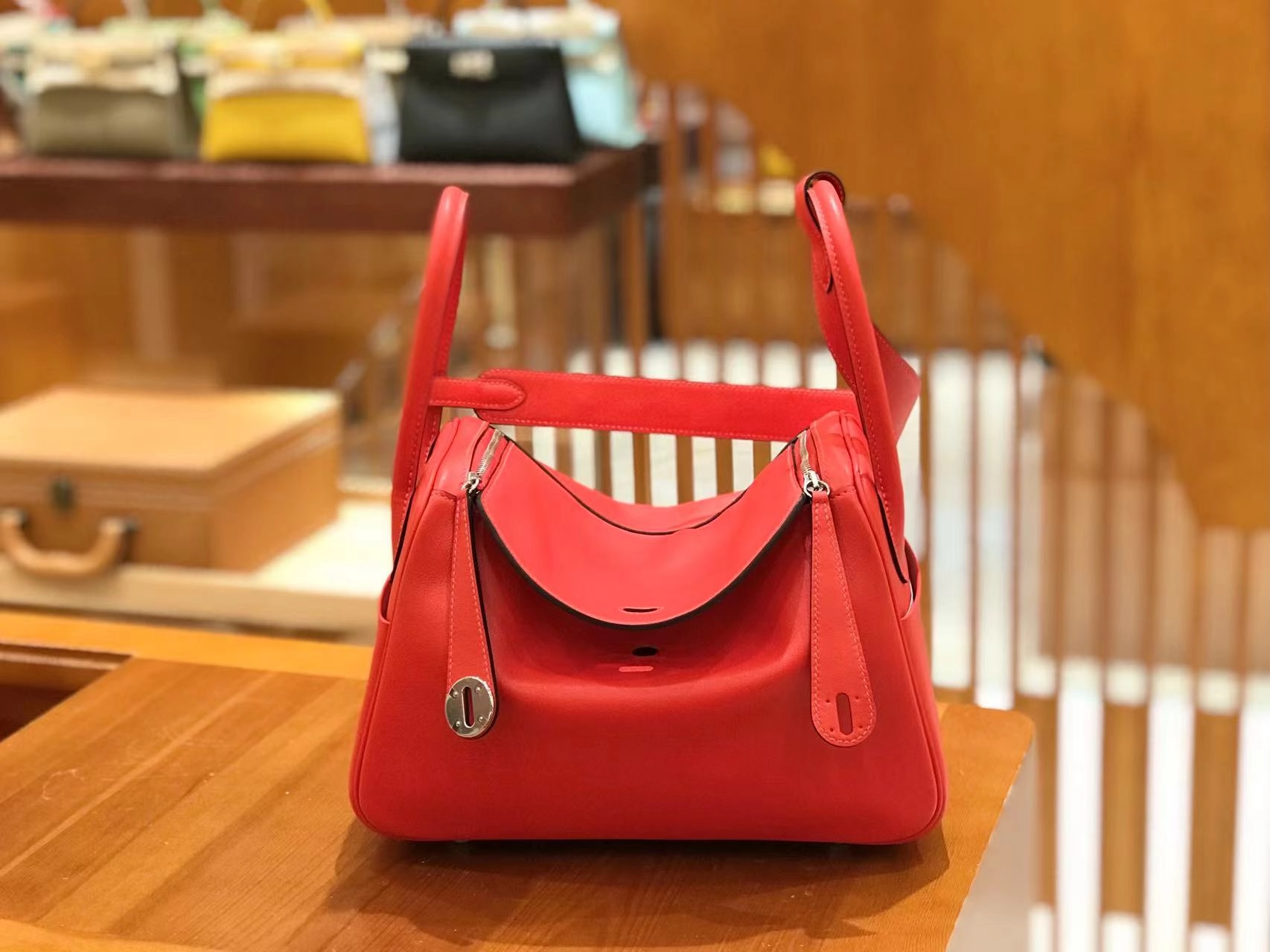 에르메스 린디 26 Rouge casaque (Swift)