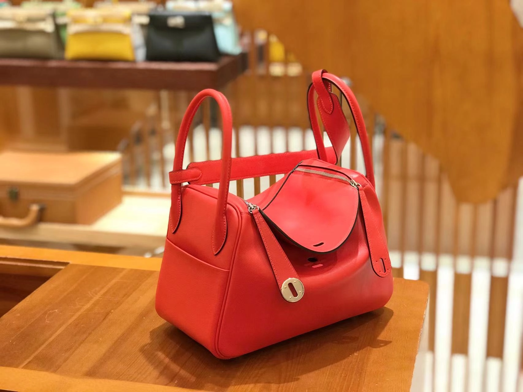 에르메스 린디 26 Rouge casaque (Swift)