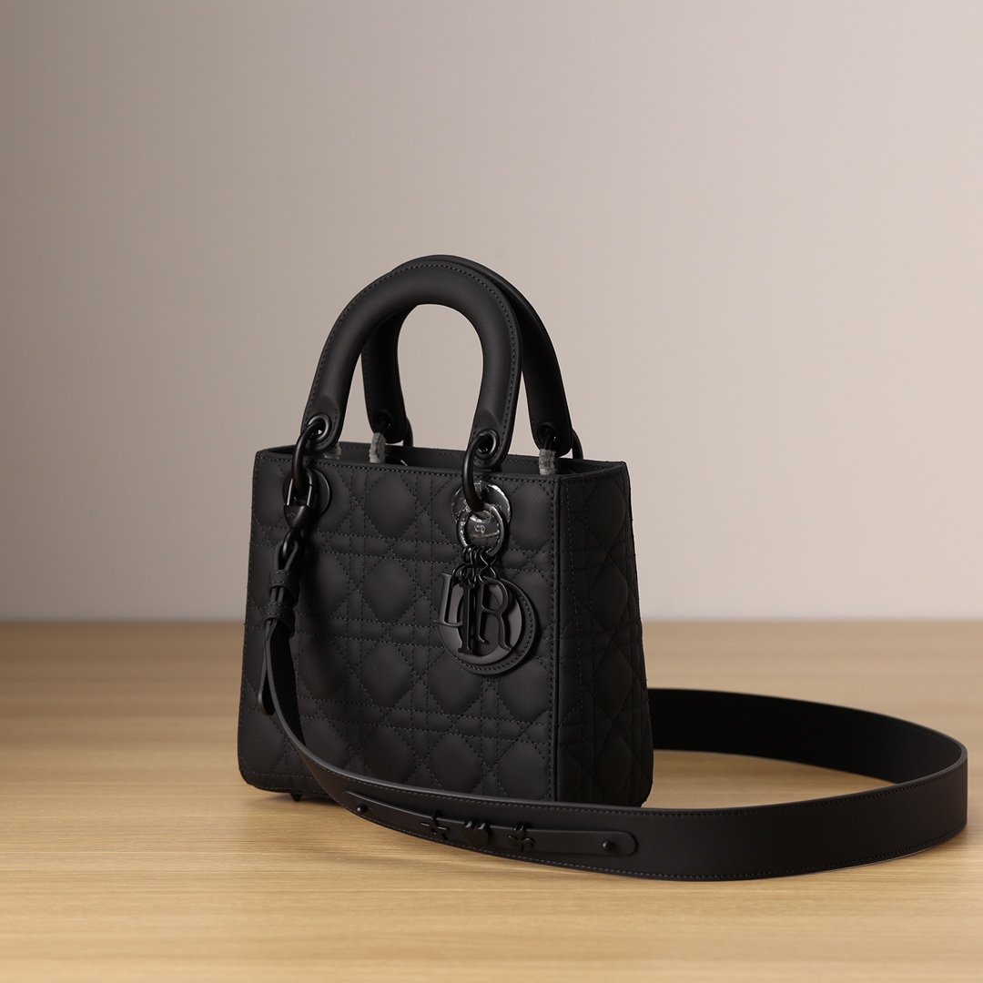 디올 블랙 울트라 매트 까나쥬 레이디백 스몰/ 레플리카사이트-엑스피어