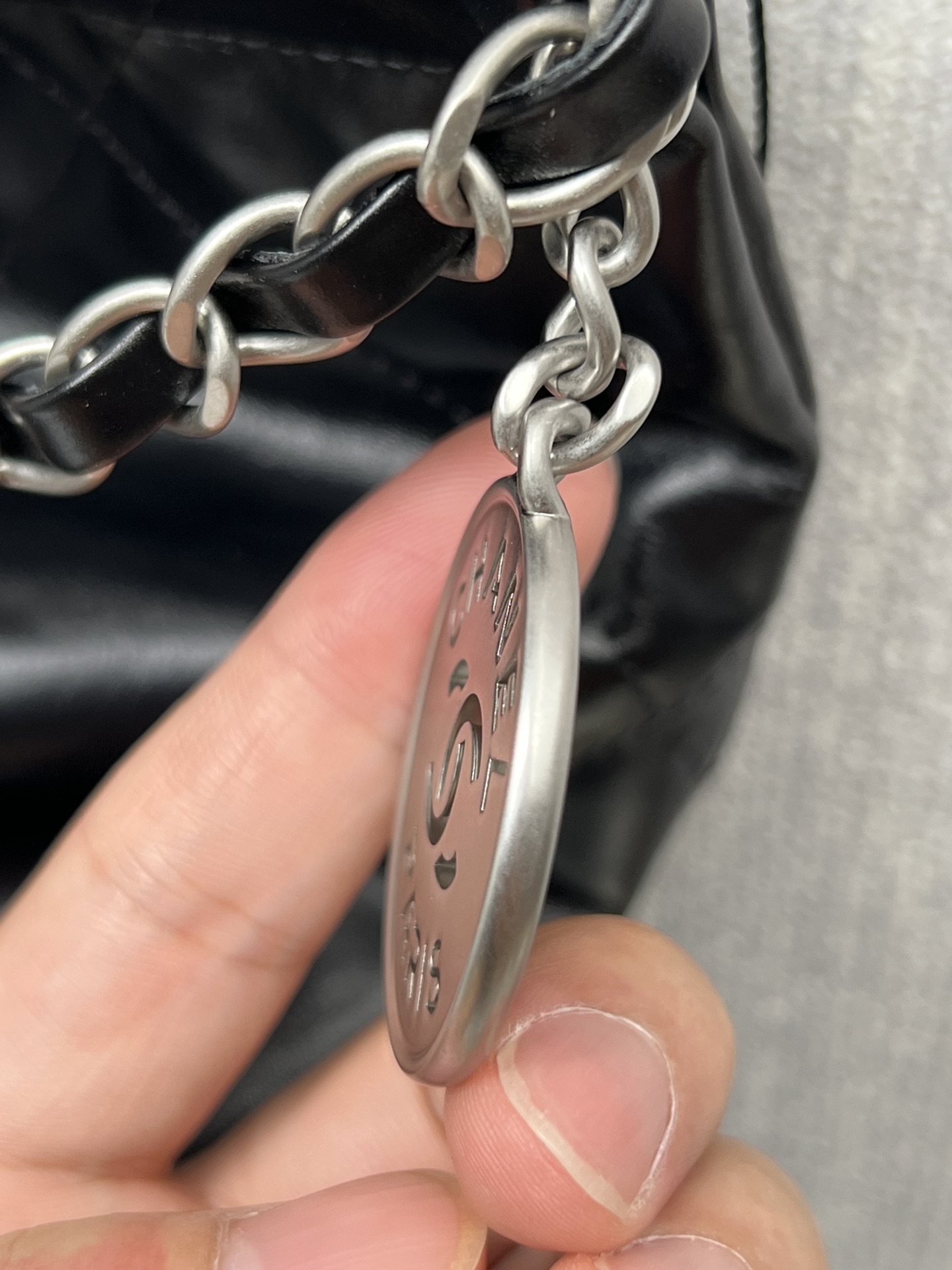 샤넬 22백 미디움 블랙 실버