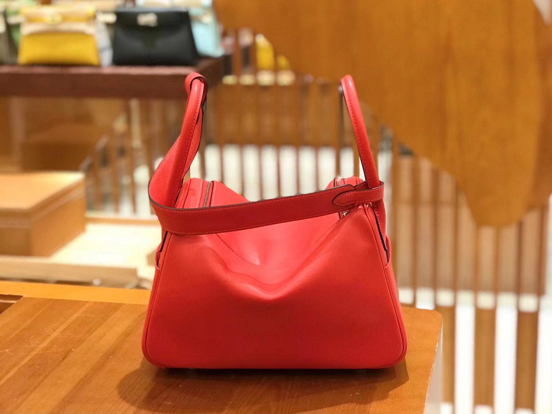 에르메스 린디 26 Rouge casaque (Swift)