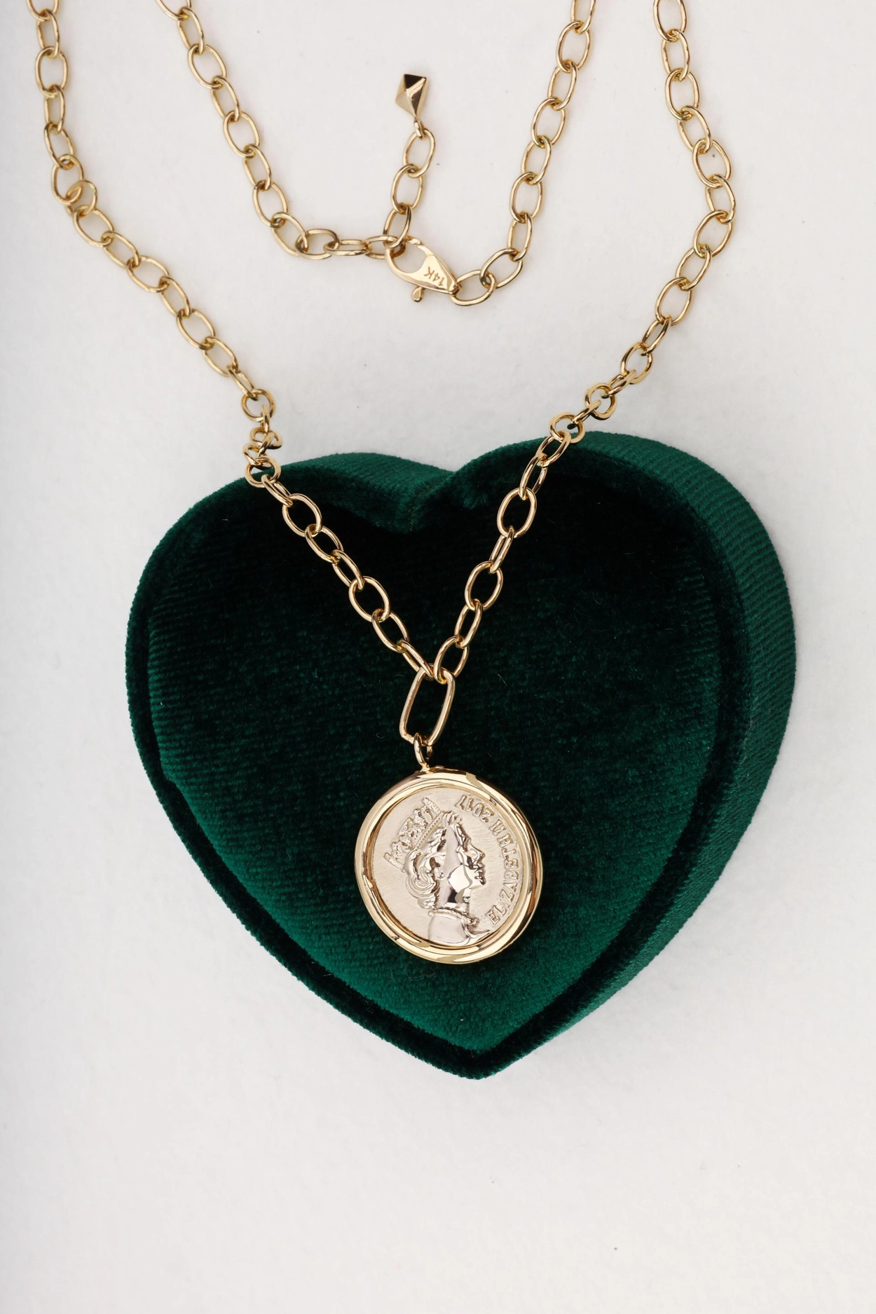 퀸 엘리자베스 코인 목걸이 : 어메종 Aumaison | 매일 착용하는 클래식 & 프리미엄 주얼리