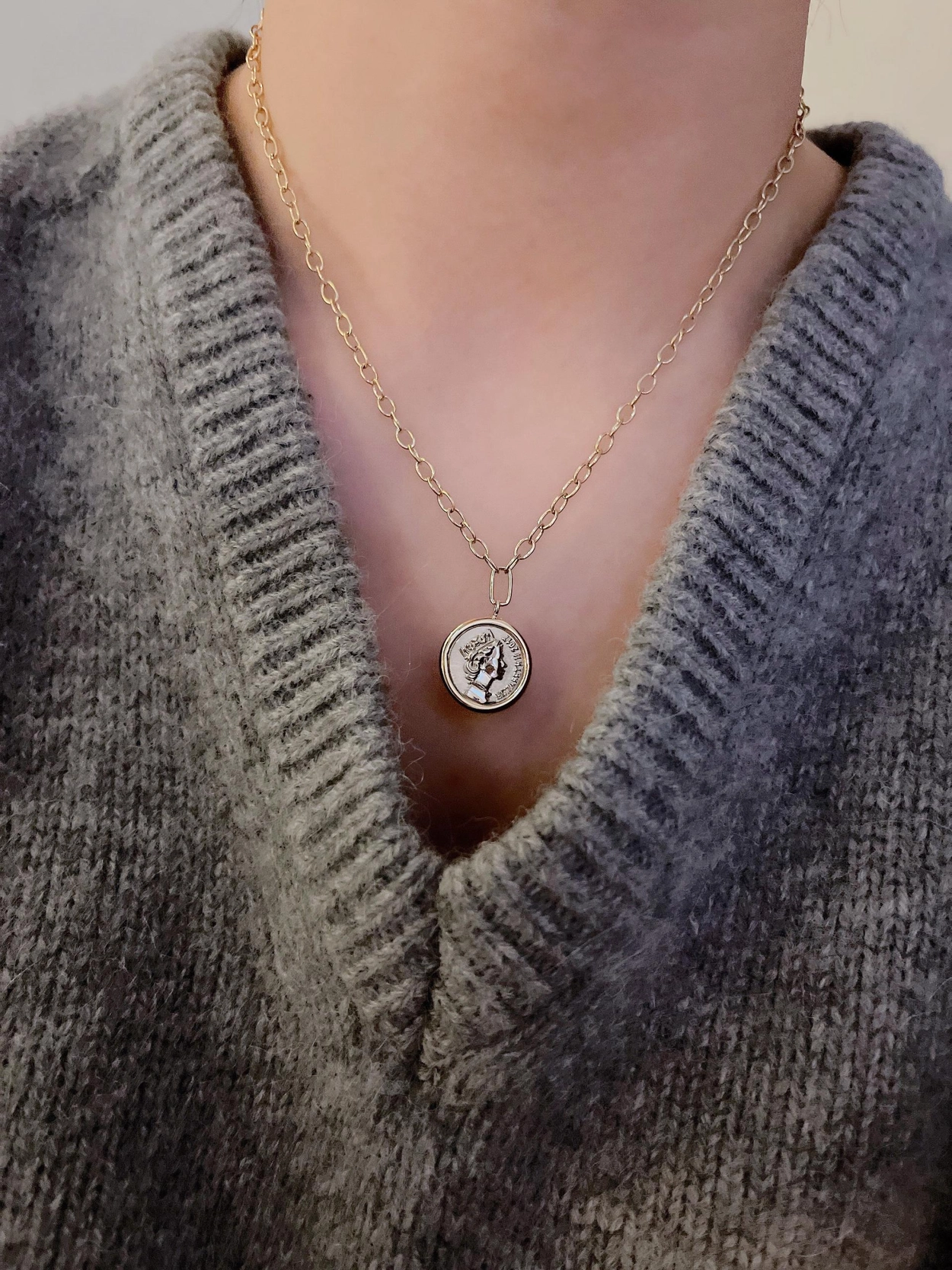 퀸 엘리자베스 코인 목걸이 : 어메종 Aumaison | 매일 착용하는 클래식 & 프리미엄 주얼리