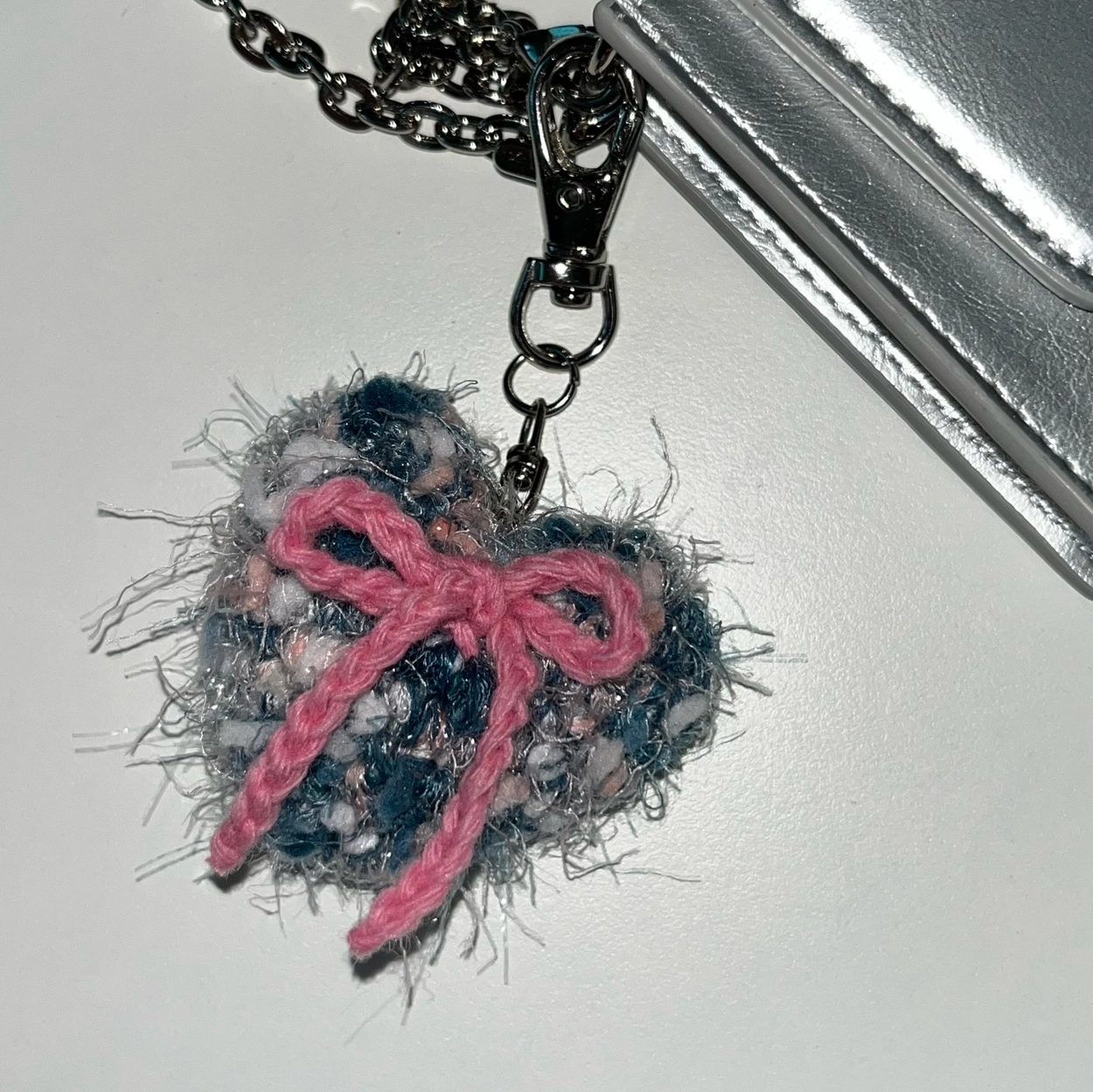 【VVV】韓国人気★Logo Heart Ribbon Keyring Logo heart ribbon keyring. - VVV브이브이브이