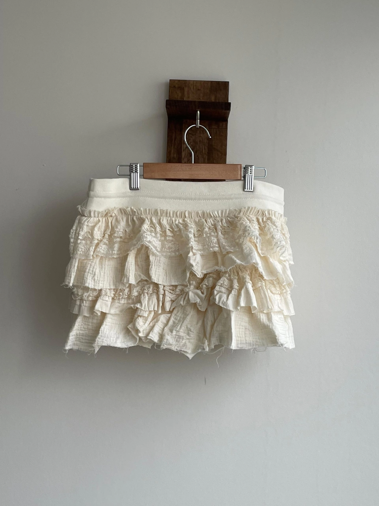 【美品】[パンツ型裏地付き] フリルストリングスカート cream パンツ型裏地付き] フリルストリングスカート | ファッション