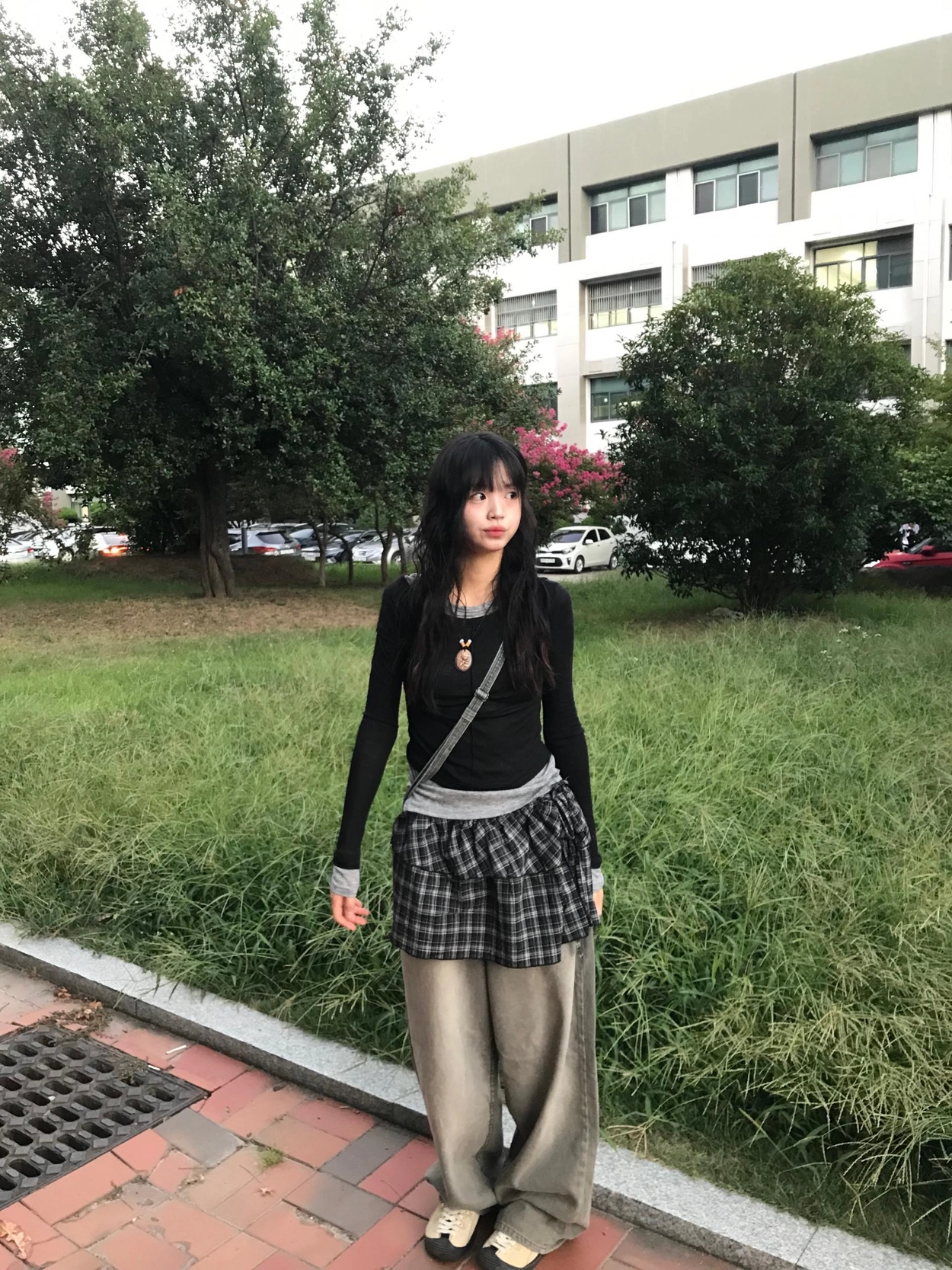 チェックスカートレイヤード　古着 チェックスカート×デニムのレイヤードはお見事！スタジャンで