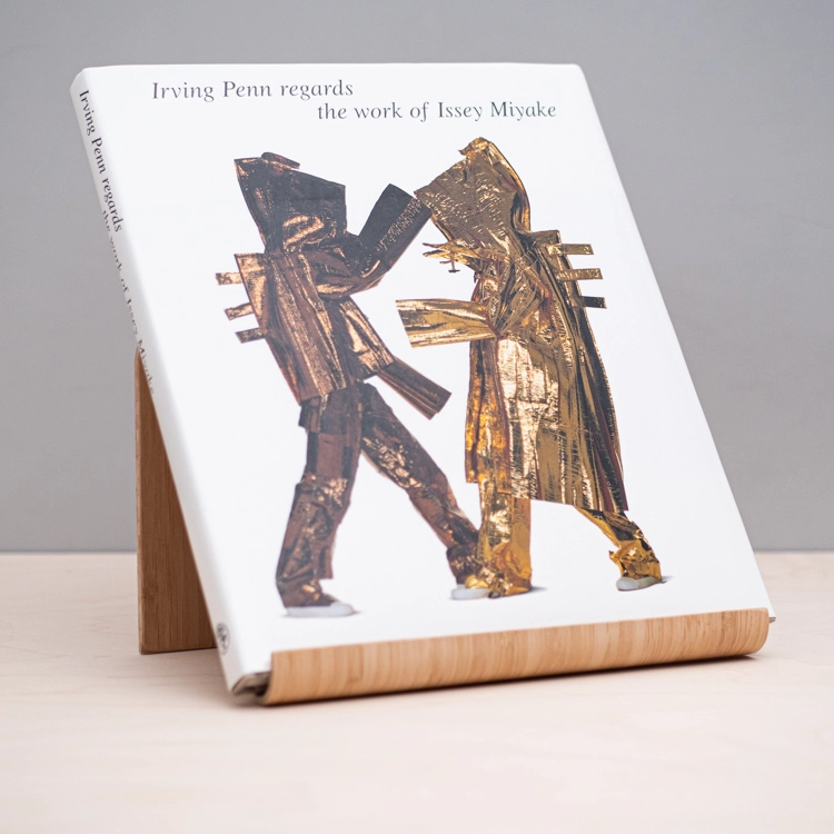 Irving Penn] Irving Penn regards the work of Issey Miyake : PASM