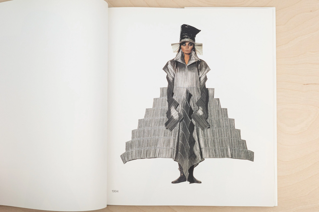 Irving Penn] Irving Penn regards the work of Issey Miyake : PASM
