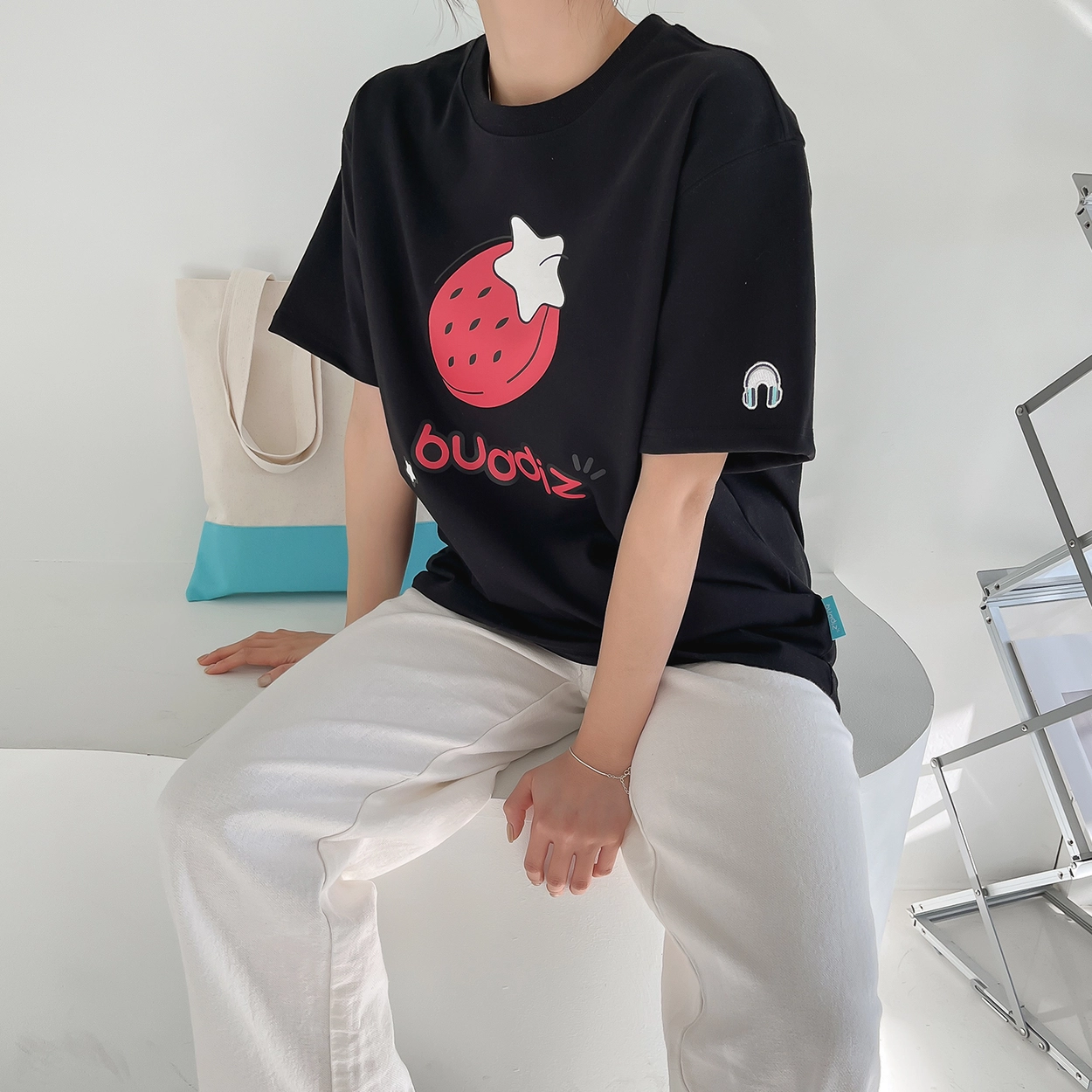 버디즈 딸기디자인 블랙반팔티셔츠 루즈핏 여성반팔티