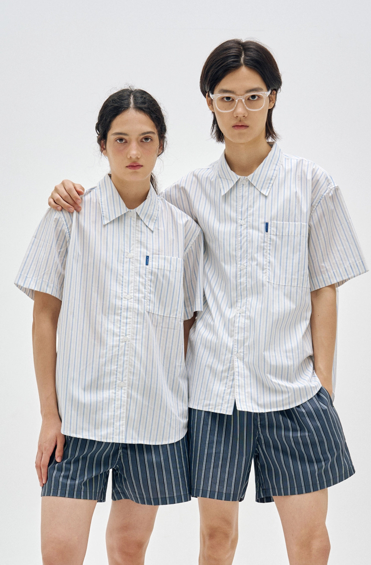 반팔 티셔츠 모델 착용 이미지-S5L2