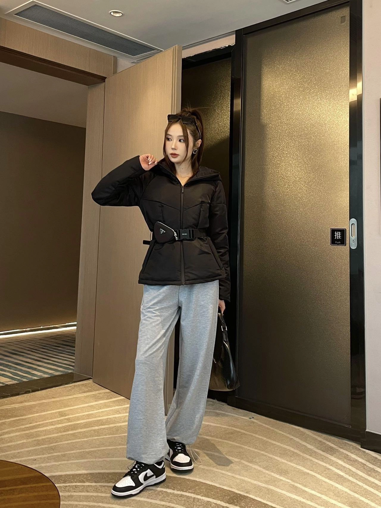 벨티드 플레어 다운 패딩 (블랙/화이트)