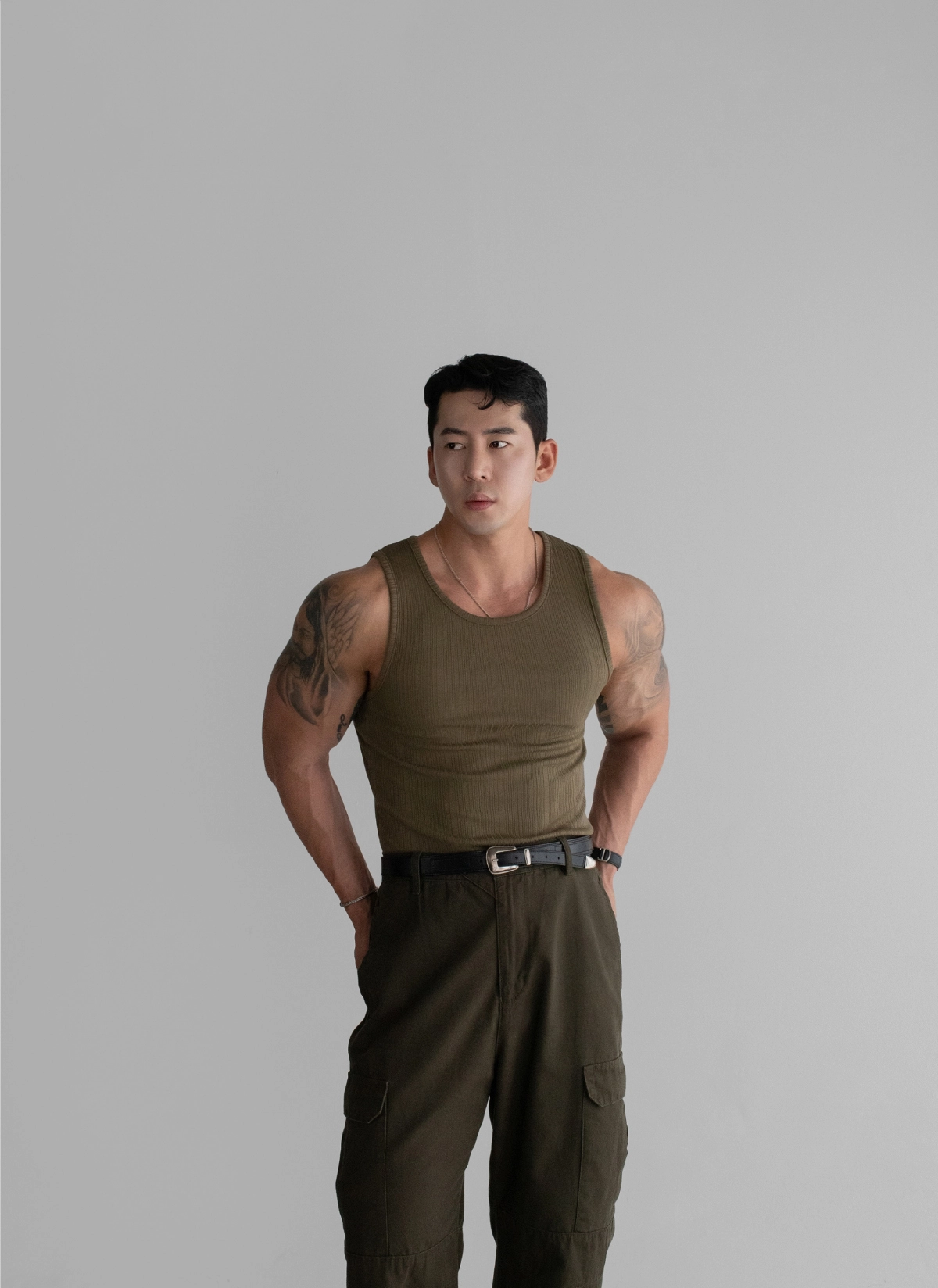 민소매 모델 착용 이미지-S323L34