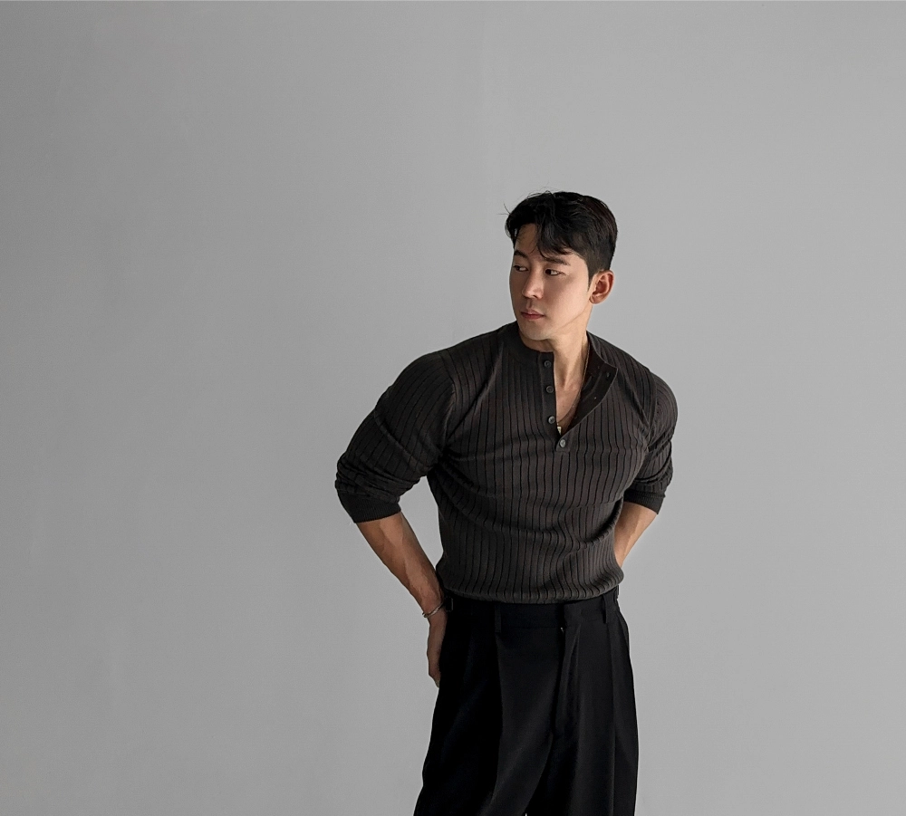 긴팔 티셔츠 모델 착용 이미지-S14L2