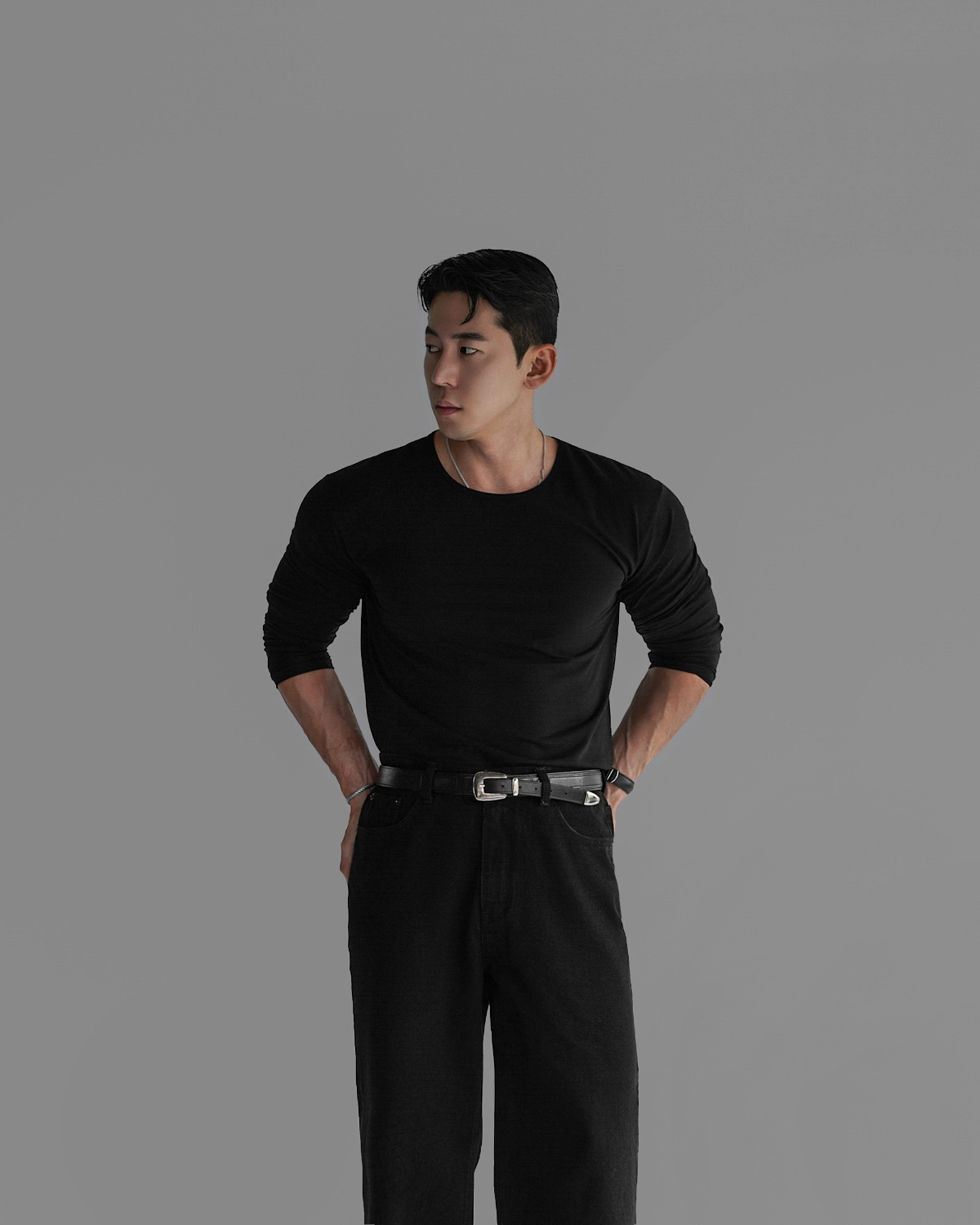 긴팔 티셔츠 모델 착용 이미지-S477L7