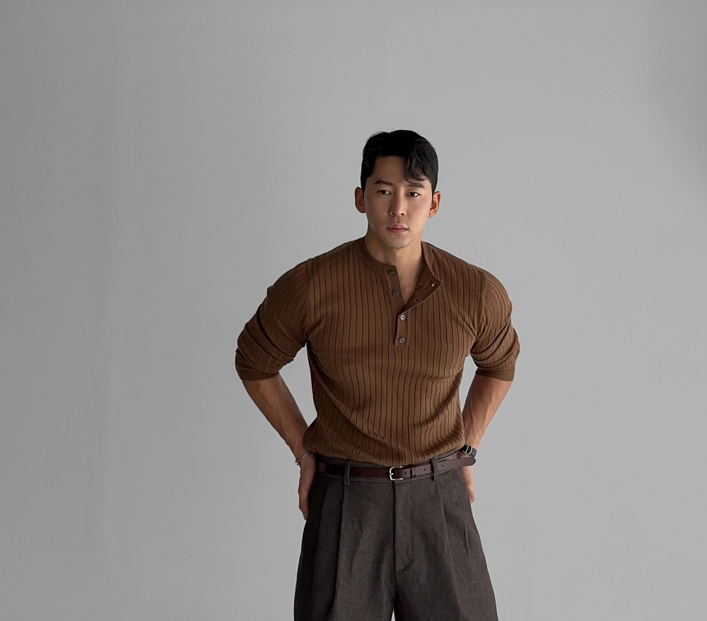 긴팔 티셔츠 모델 착용 이미지-S10L46