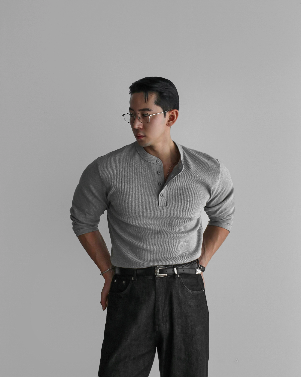 긴팔 티셔츠 모델 착용 이미지-S428L5