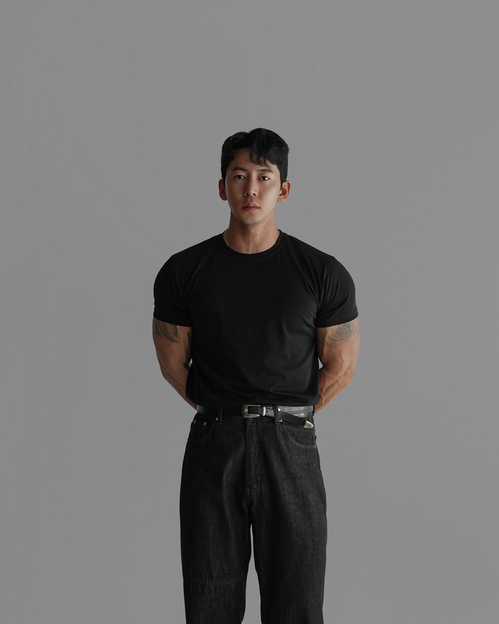 반팔 티셔츠 모델 착용 이미지-S616L1
