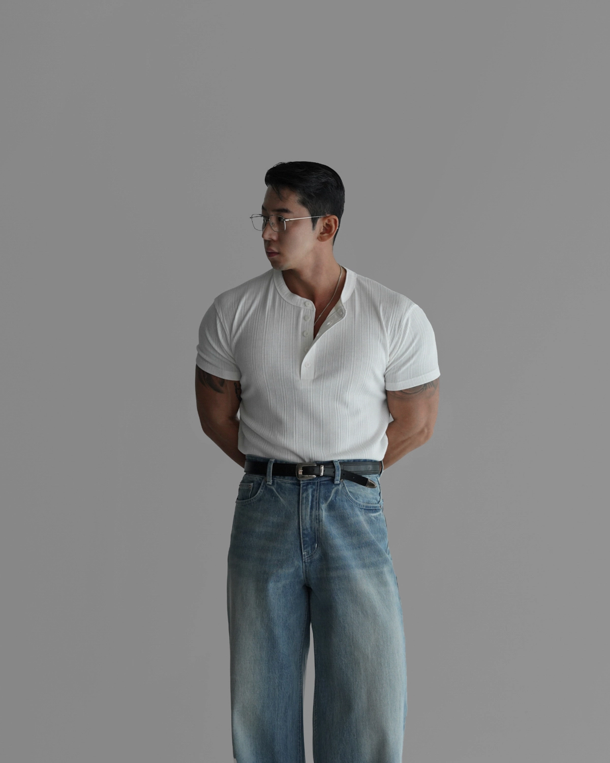 반팔 티셔츠 모델 착용 이미지-S433L8