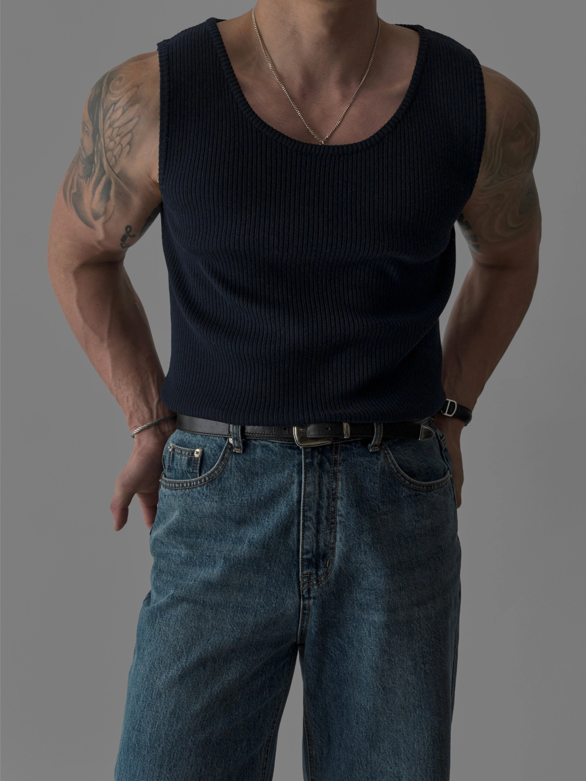 민소매 모델 착용 이미지-S431L4