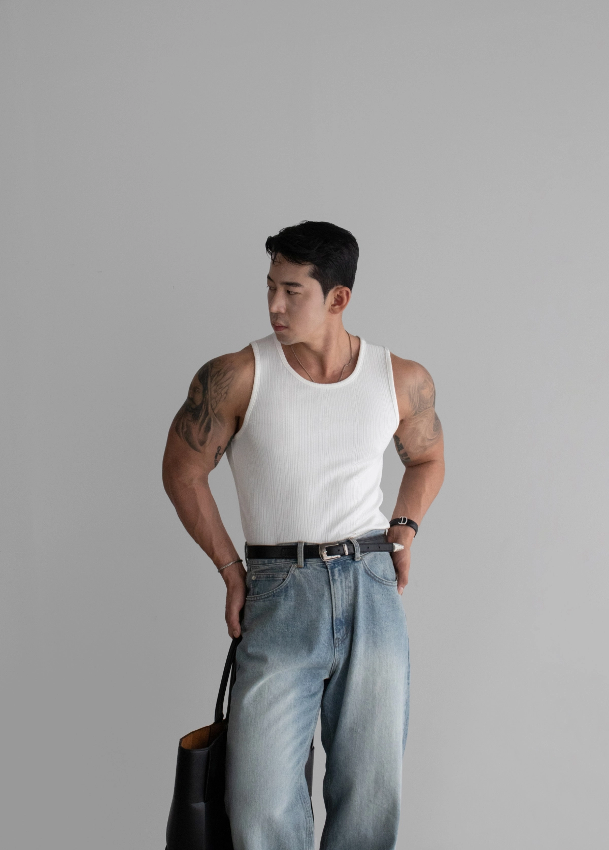 민소매 모델 착용 이미지-S323L23