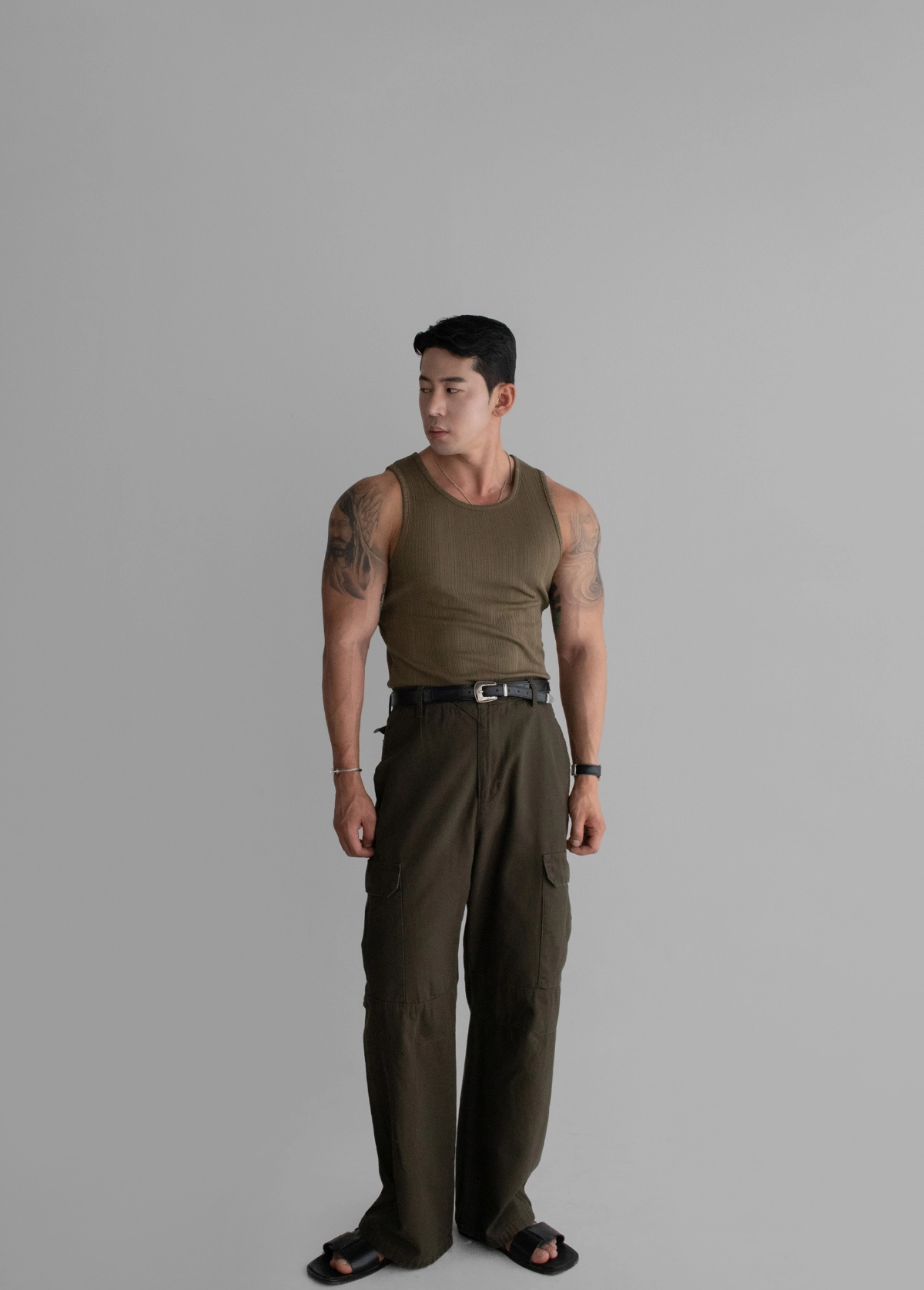 민소매 모델 착용 이미지-S323L35