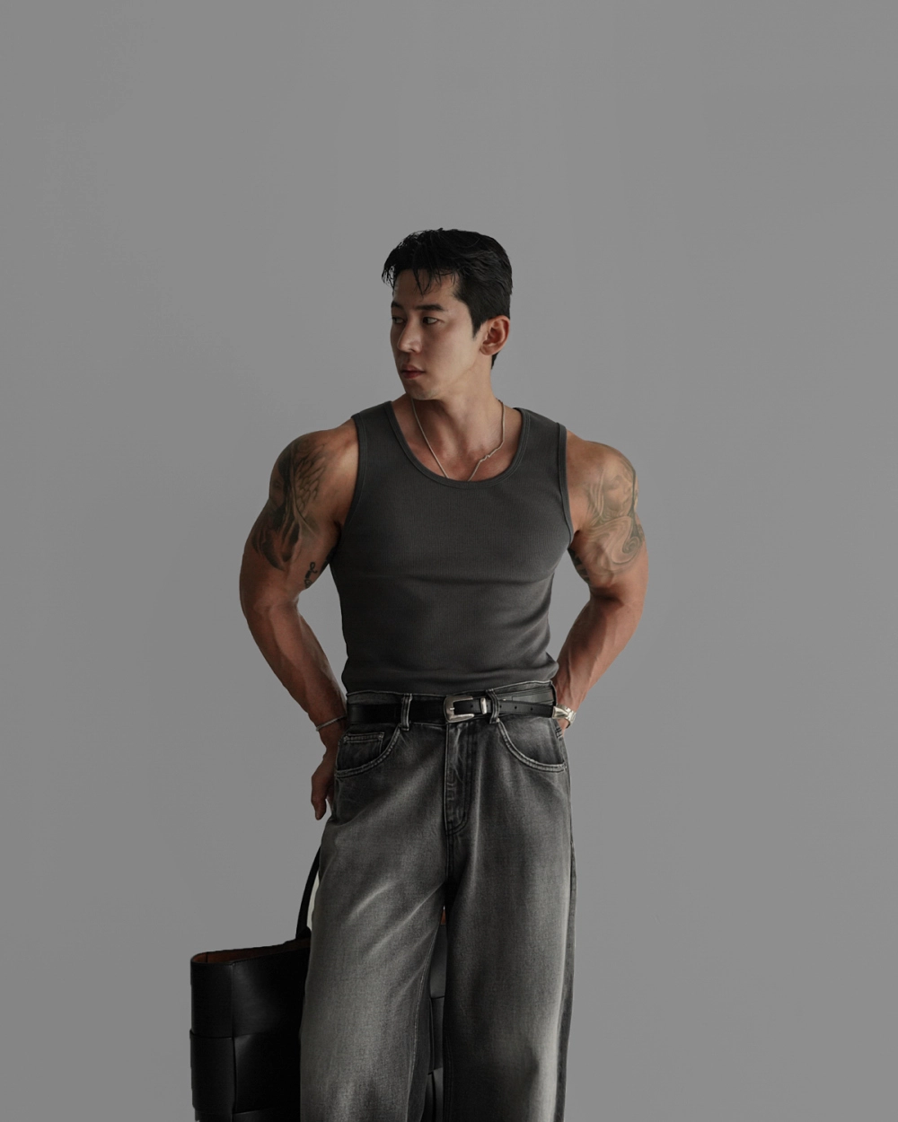 민소매 모델 착용 이미지-S448L4