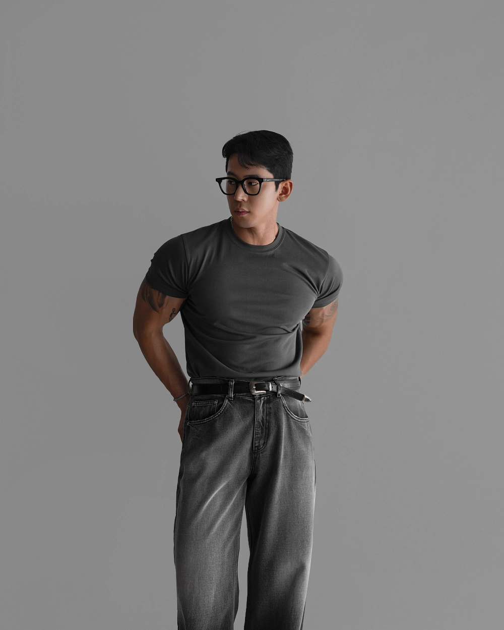 반팔 티셔츠 모델 착용 이미지-S616L2