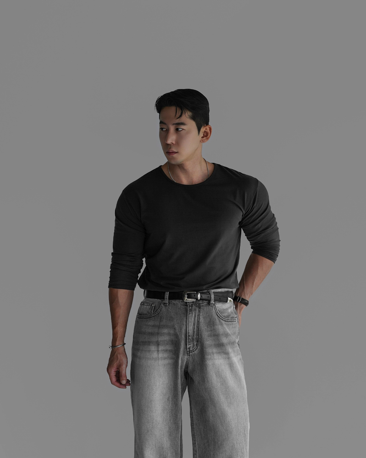 긴팔 티셔츠 모델 착용 이미지-S477L3