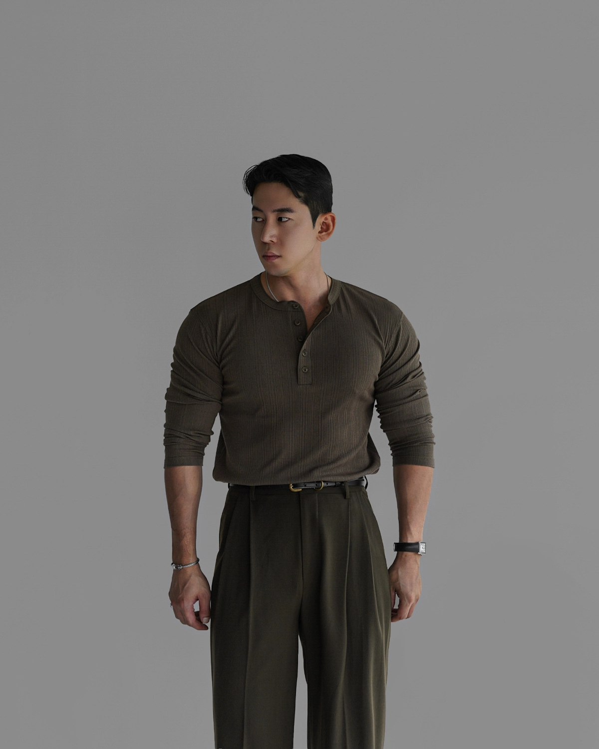 긴팔 티셔츠 모델 착용 이미지-S471L6