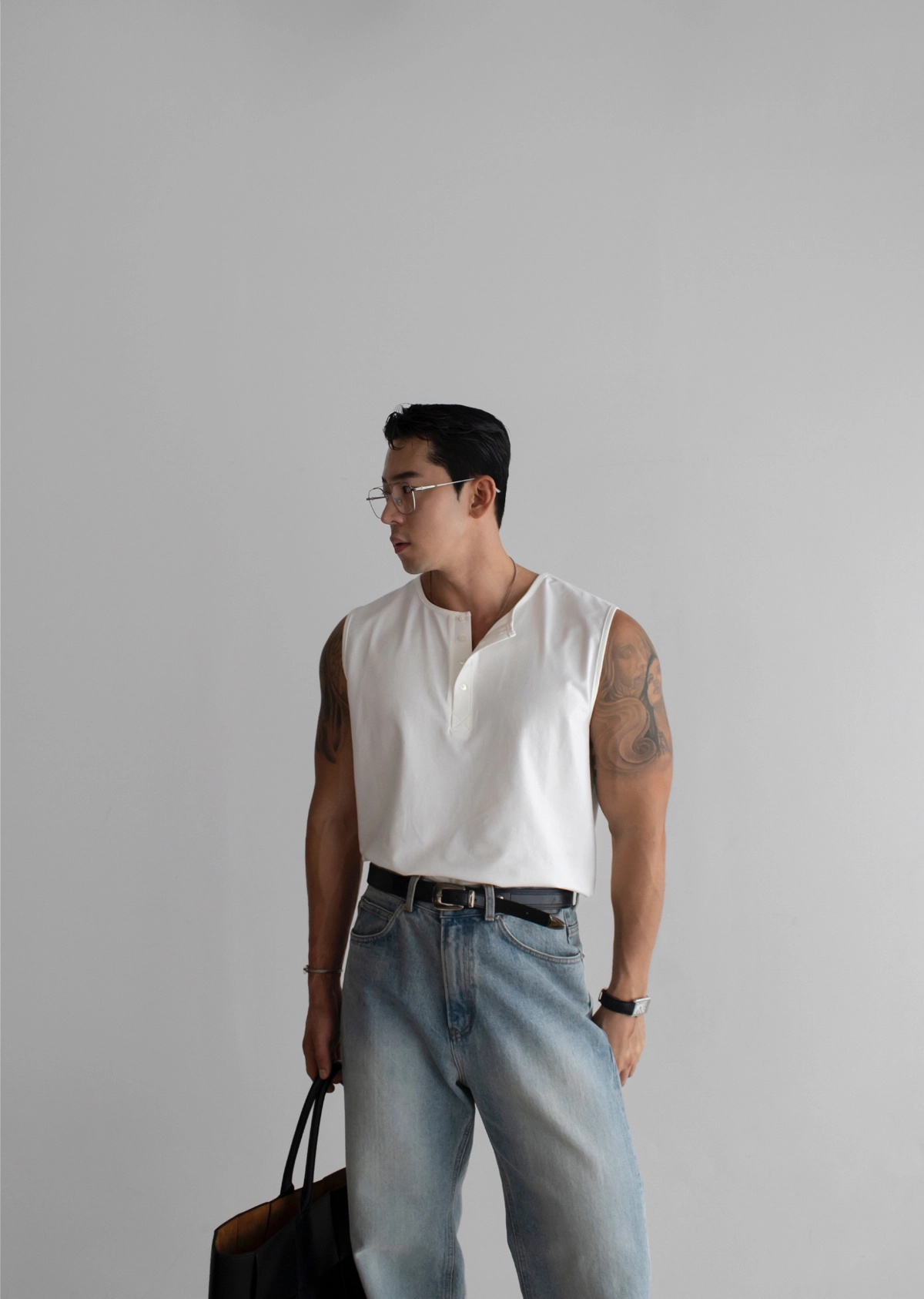 민소매 모델 착용 이미지-S352L13