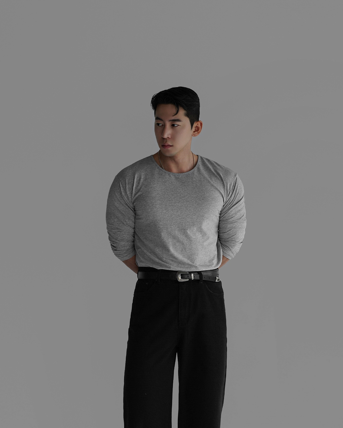긴팔 티셔츠 모델 착용 이미지-S477L4