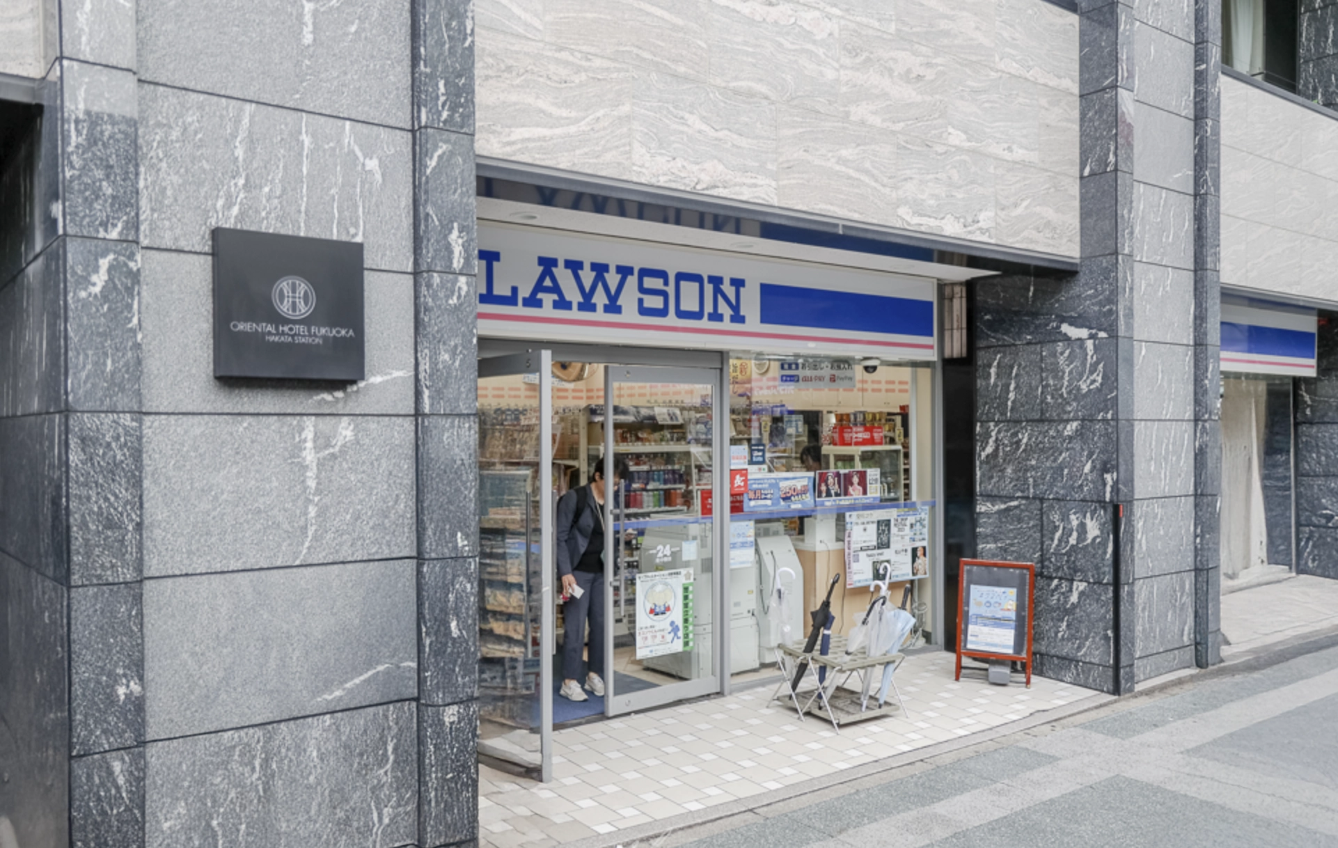 후쿠오카 - 하카타역 치쿠시구치 방면 오리엔탈호텔 1층 로손LAWSON 편의점 앞 위치 이미지