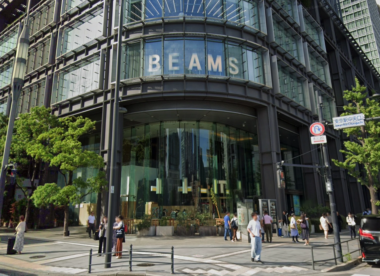 도쿄 - JR도쿄역 앞 신마루노우치 빌딩 BEAMS 간판 아래 위치 이미지