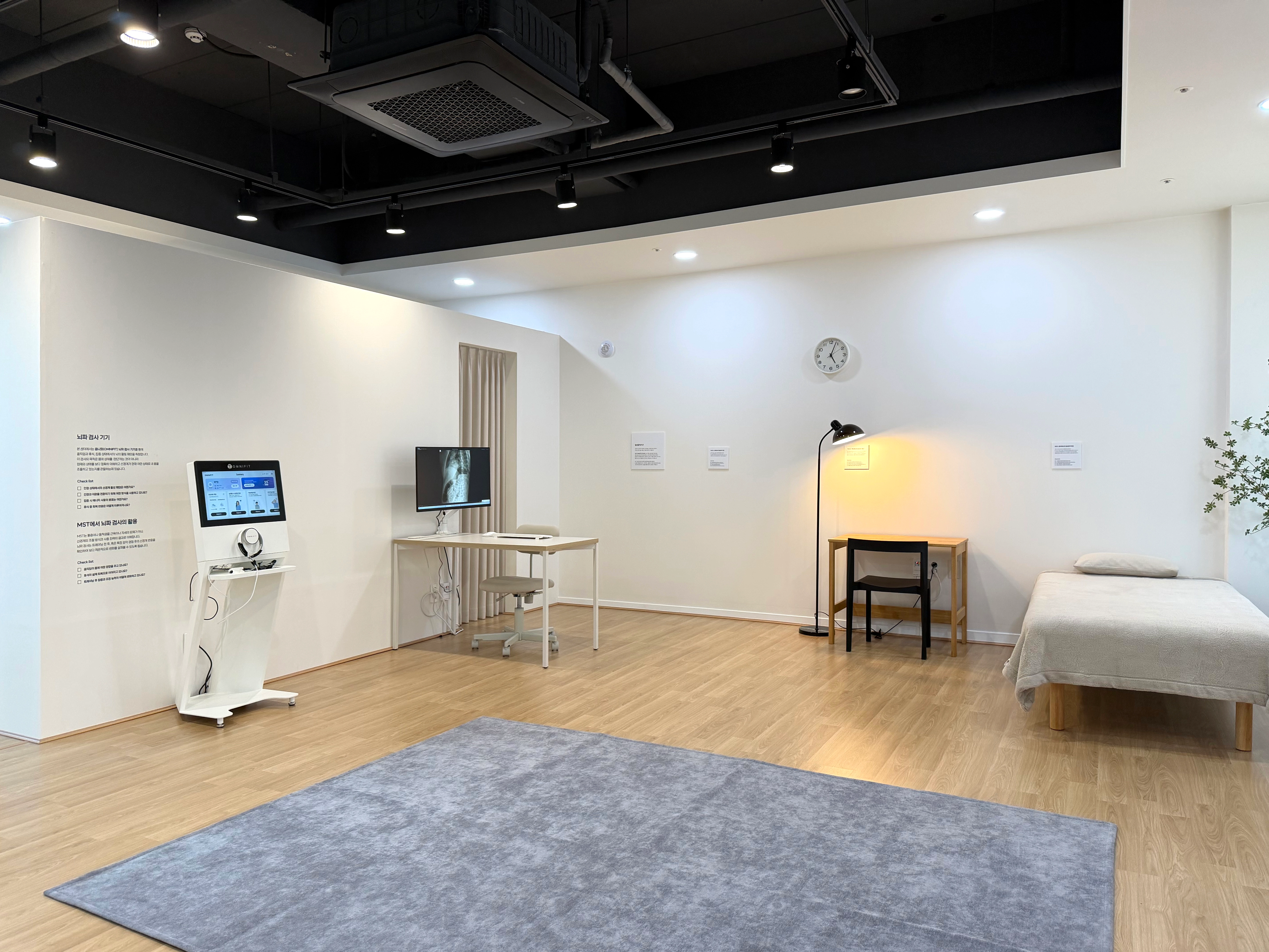 Medical Somatic Training 메디컬 소매틱 트레이닝  통증을 만드는 나쁜 움직임 습관 우리는 왜 멈추지 않고 반복할까요?  우리의 몸은 근육만으로 움직이지 않습니다. 균형과 몸의 위치를 인식하는 감각, 움직임을 조절하는 신경계가 함께 작동하여 현재의 자세와 움직임을 만듭니다. 이 감각의 균형이 깨지면 몸은 필요 이상으로 긴장하거나 특정 부위에 과도한 힘을 쓰는 방식으로 움직이게 되고, 그 결과 통증이나 불편함이 반복되기 쉽습니다.  메디컬 소매틱 트레이닝(MST)은 이러한 신경-감각-움직임 시스템을 재학습하여 적은 힘으로도 편안하게 움직일 수 있는 몸을 만들어가는 신경계 기반 움직임 트레이닝입니다