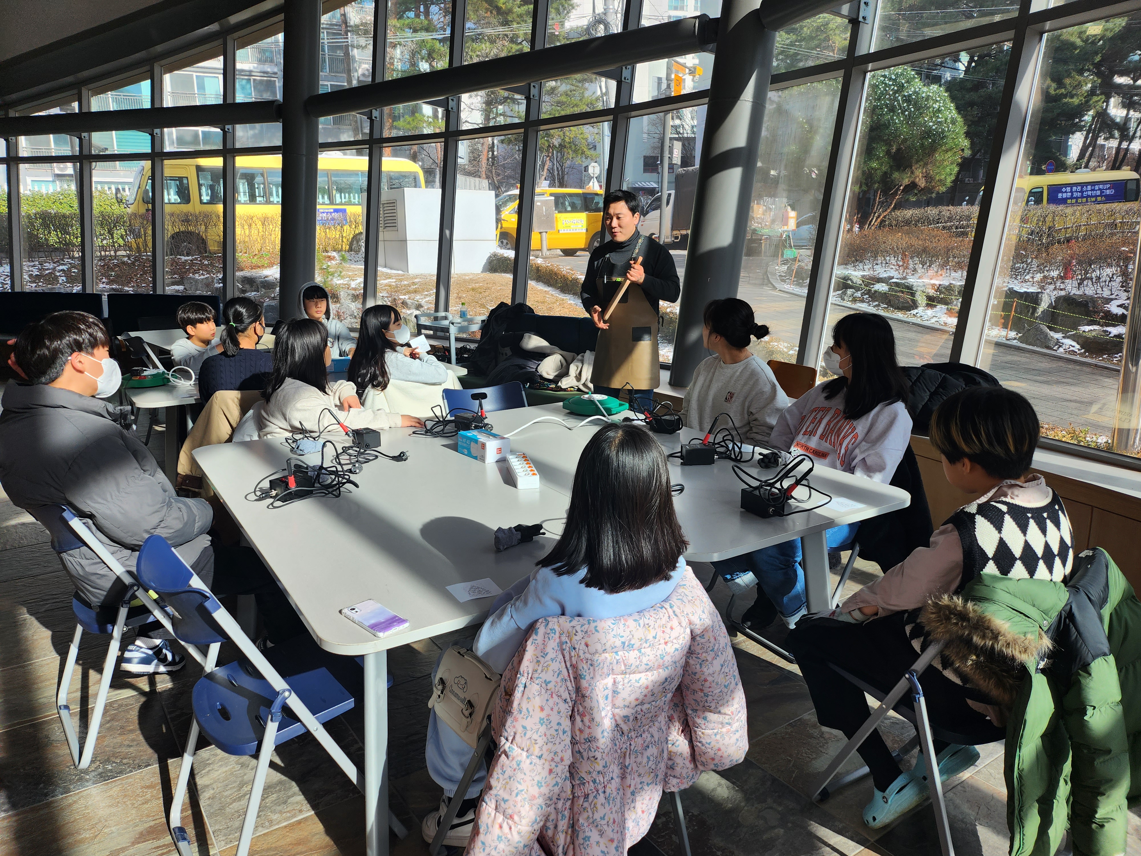 강사와 여러 참여자가 함께한 팔로산토 단체 목공교육 현장