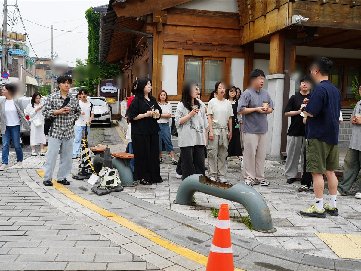 한옥 앞 해설