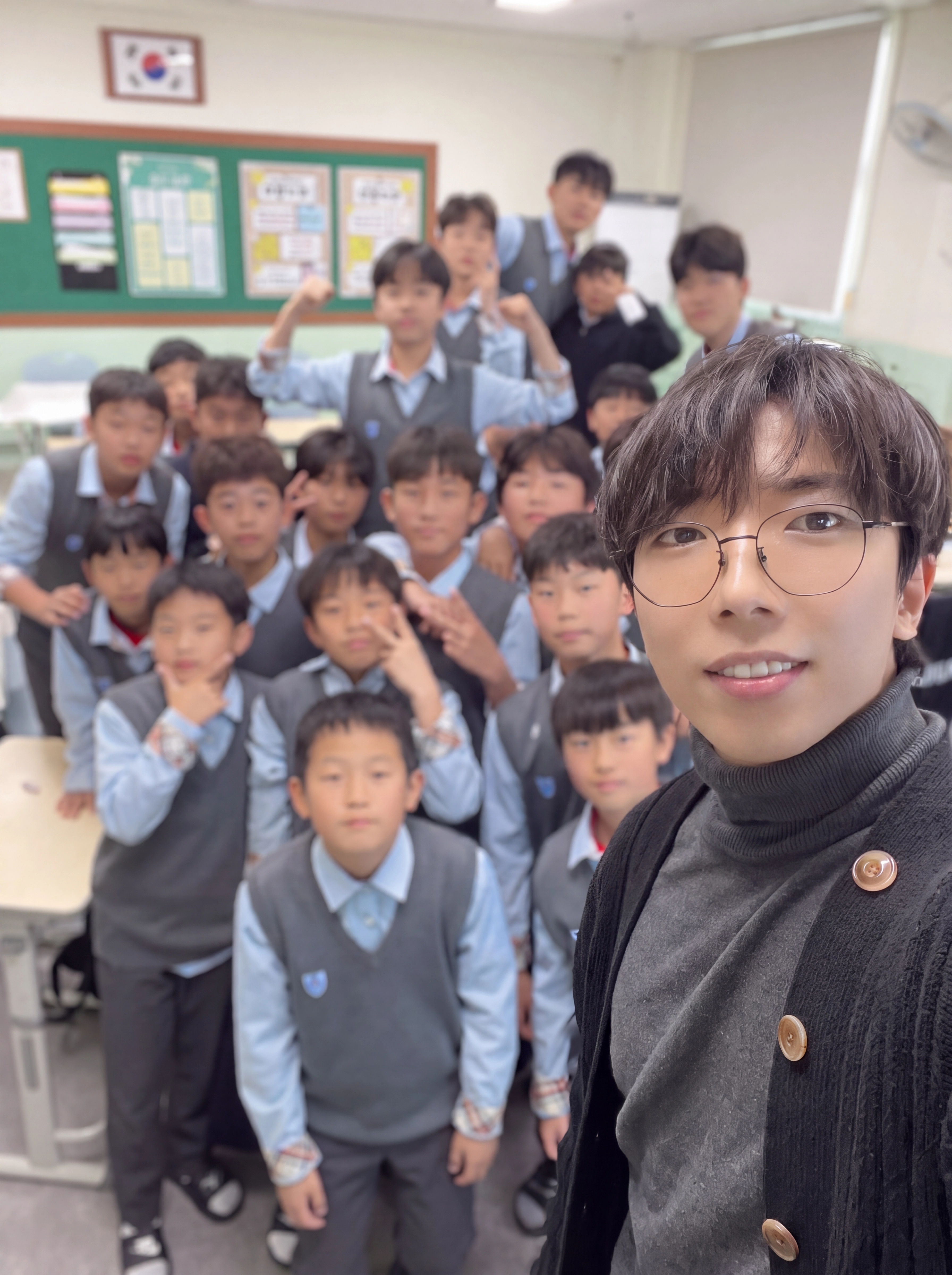 청봄 강사와 아동·청소년이 교육 활동에 참여하는 모습