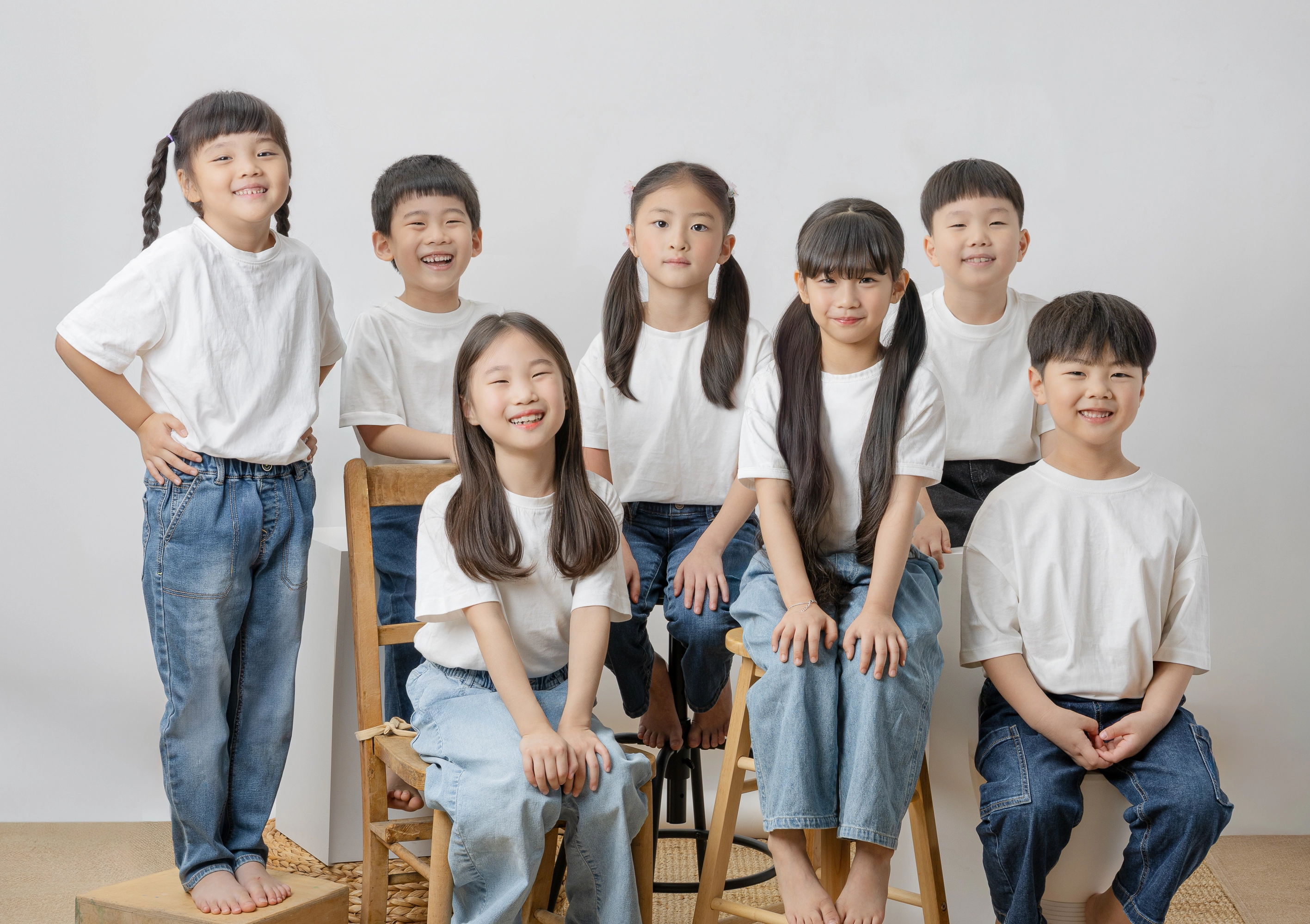 그레이스완 실내에서 함께 촬영한 우정·단체사진