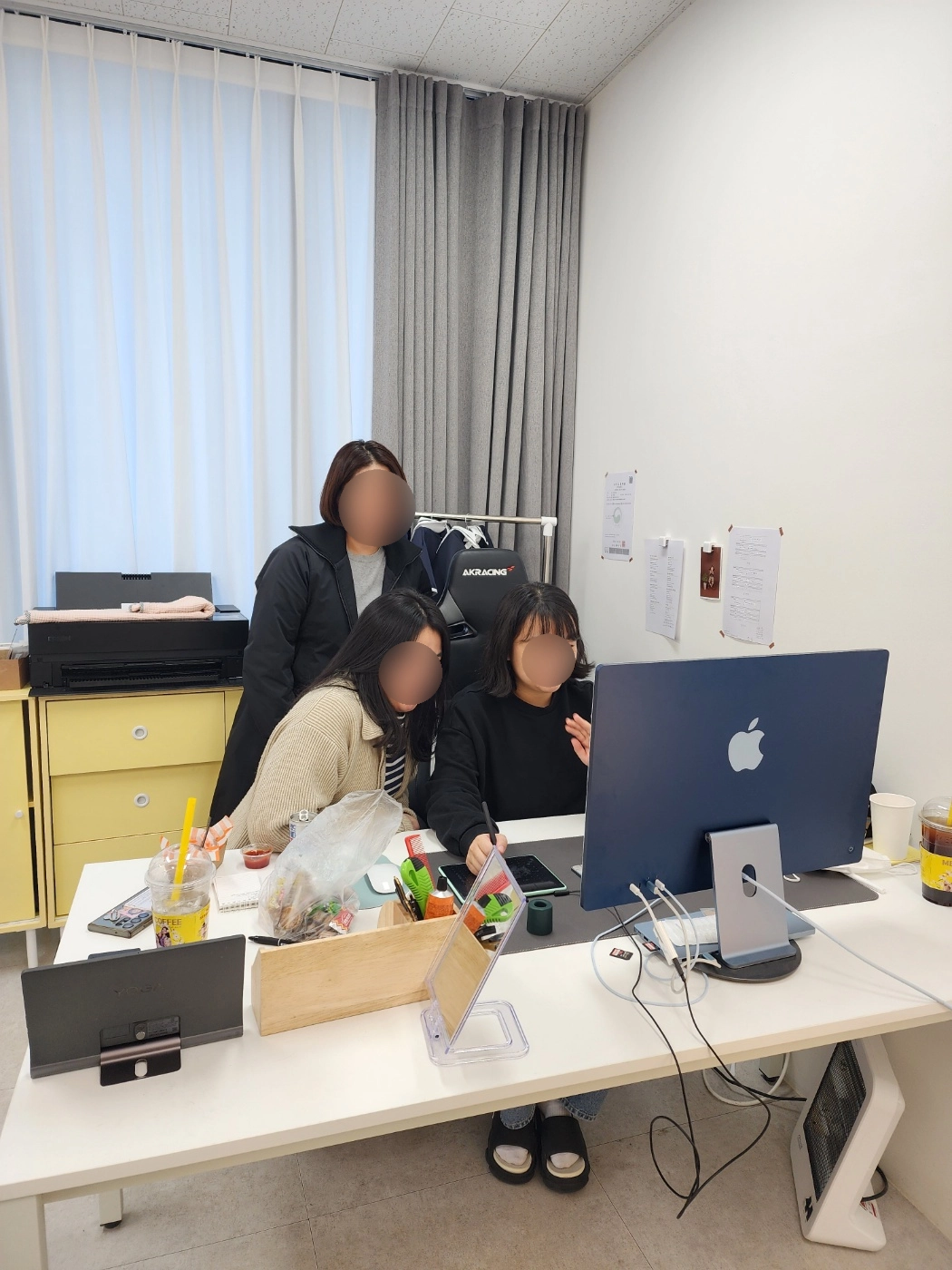 오픈 지원 과정(Launch Basic / Standard) 수강 시 실제 운영 중인 사진관에서 현장 참관수업을 진행하여 고객 응대, 촬영 및 조명 세팅, 실시간 작업 흐름을 직접 보고 배웁니다