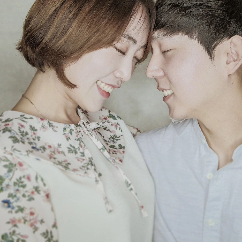 그레이스완 실내에서 함께 촬영하는 커플