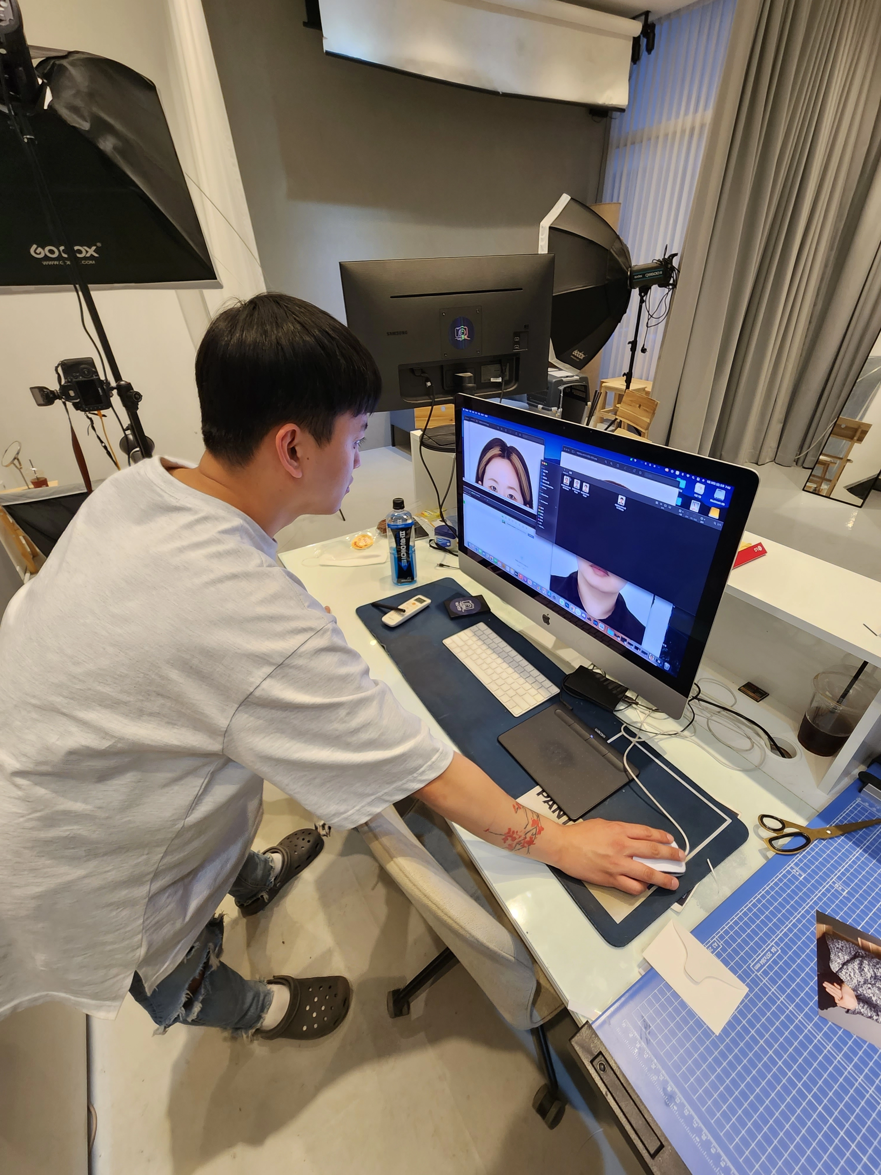 오픈 직후 고객 맞이부터 촬영, 리터칭, 인화 및 상품 전달까지 전체 운영 프로세스를 현장에서 최종 점검합니다