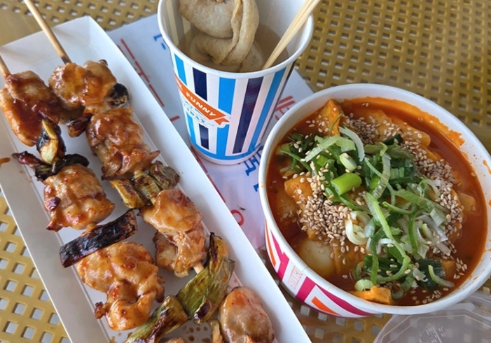 홍프로 닭꼬치 · 솥뚜껑 떡볶이